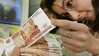 Полиция предупреждает: гуляют фальшивые пятитысячные купюры