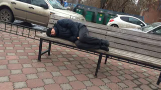 Народное фото: наглый пьянчуга прогнал женщину с ребенком с лавочки