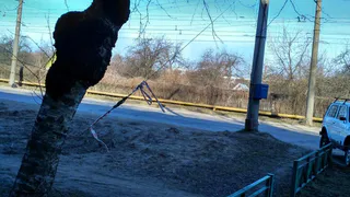 Неустойчивую опору контактной сети на Станкозаводской привязали к дереву