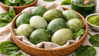 Окунаю пасхальные яйца в эту натуральную «зелень» — и скорлупки становятся ярче изумрудов