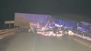 На трассе в Рязанской области груженая фура врезалась в "ГАЗель"