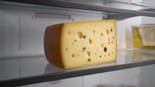 Забудьте о пластиковых пакетах: вот как правильно хранить сыр в холодильнике – делится советами пищевой технолог
