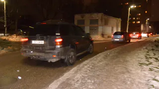 Вечерняя пробка забралась во дворы улицы Ленинского Комсомола