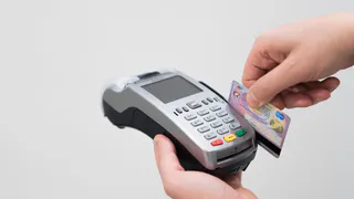 "Теперь это будет запрещено". Всех, кто снимает деньги с банковских карточек, ждет сюрприз в декабре