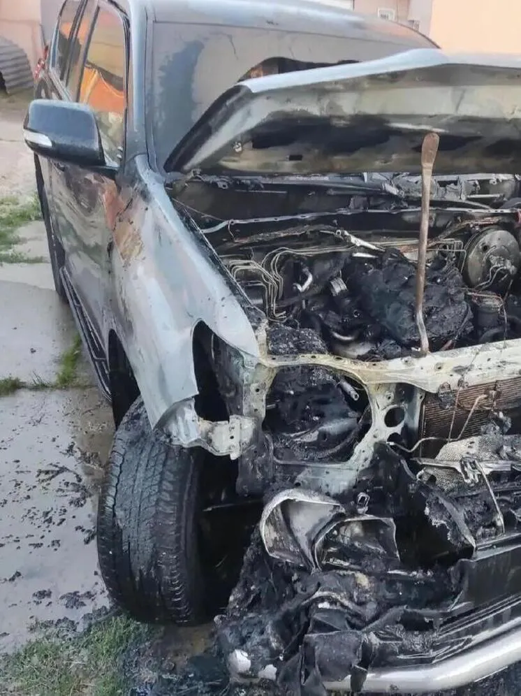 В Чебоксарском округе водитель самостоятельно потушил загоревшийся внедорожник у частного дома