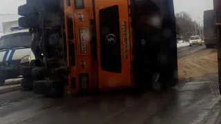 Из жизни автолюбителей Рязани: вежливые угрозы, перевернутый грузовик и легковушка в остановке