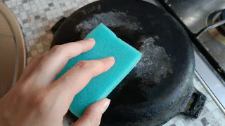 Кладу сковороду в полиэтиленовый пакет, нагар отлетает в миг, больше ничего не прилипает — любуюсь отражением