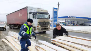 Сотрудники Госавтоинспекции Бессоновского района помогли водителю грузовика на трассе М5 «Урал»