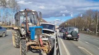 Во Владимире трактор врезался в автовоз