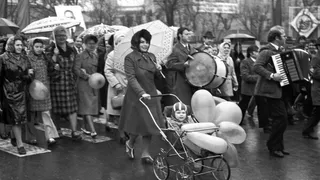 8 нелепых советских песен из 90-х, которые сейчас стыдно слушать и громко включать: а раньше они звучали в каждом доме