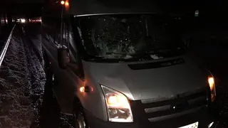 «Куда обращаться?» На Михайловском шоссе с пешеходного моста упала глыба льда