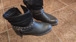 Беру полотенце и даже глубокие заломы на обуви испаряются на глазах: хитрый способ спасет старые сапоги