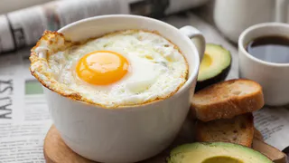 Яичницу на сковородке больше не готовлю — беру обычный стакан: получается в миллион раз вкуснее