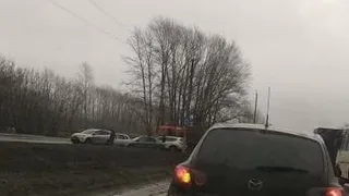 Машины стоят в 5-6 рядов: напротив НКЦ постоянные пробки