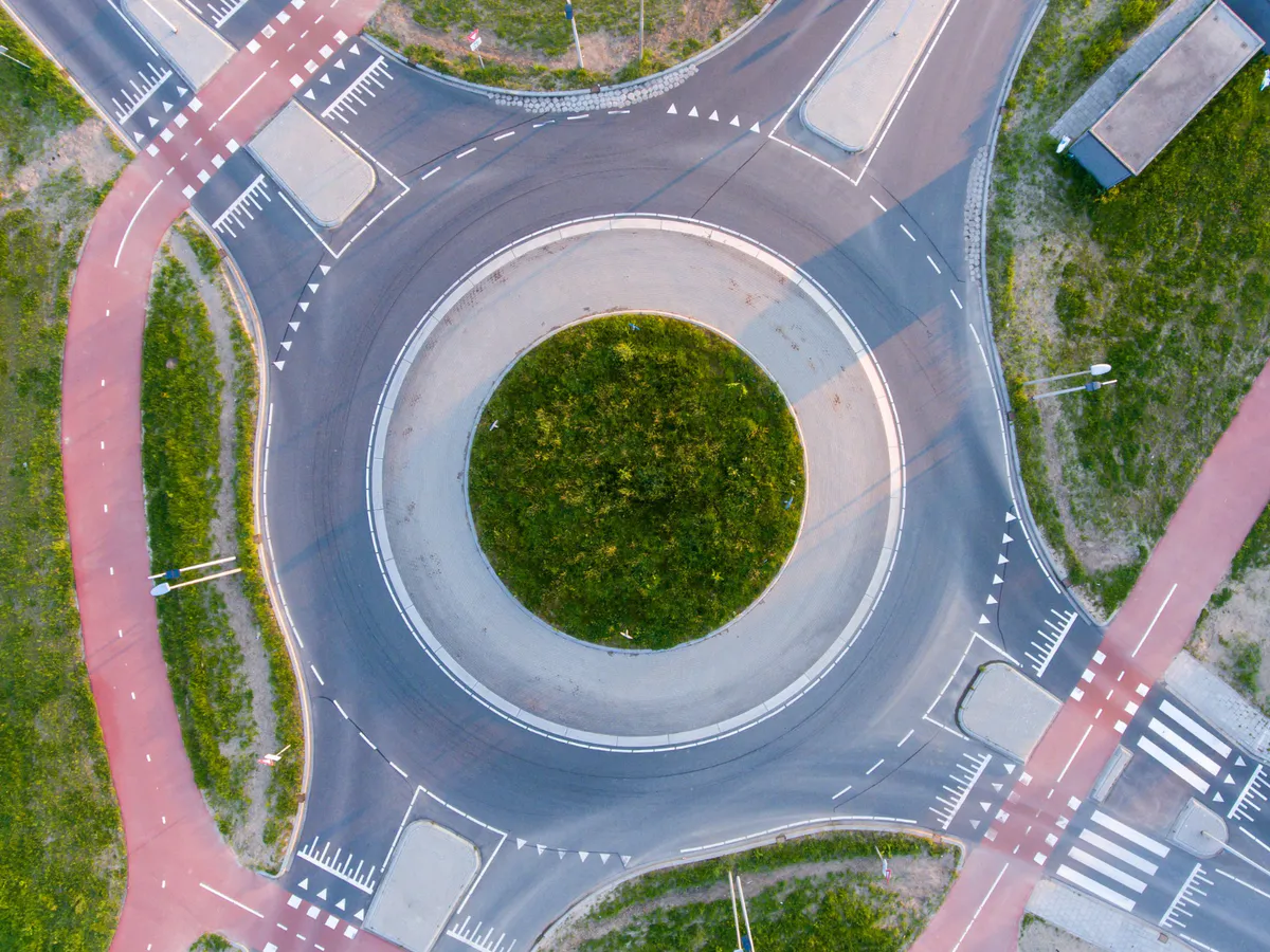 Верховный суд разъяснил: какой поворотник следует включать водителю при въезде на кольцо — правый или левый