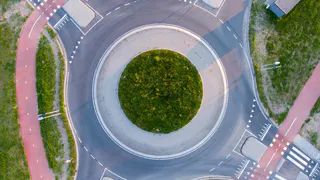 Верховный суд разъяснил: какой поворотник следует включать водителю при въезде на кольцо — правый или левый