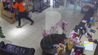 В центре Рязани из цветочного магазина неизвестный похитил плюшевого мишку