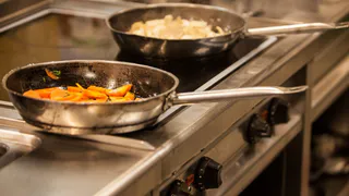 Даже 10-летний нагар будет уничтожен: простой лайфхак, который спас мои сковородки