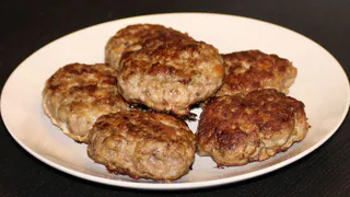 Именно эти «брежневские» котлеты просто тают во рту: повара готовили это блюдо генсеку постоянно. Легкий рецепт