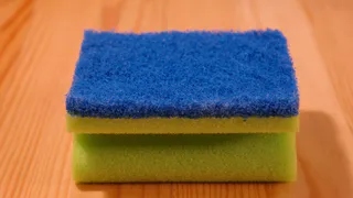 Положила губку в морозилку на ночь — результат удивил даже меня: секрет, который экономит мой бюджет