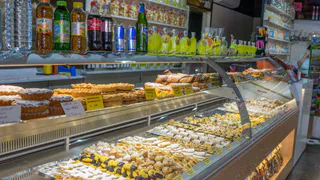 Бывшая сотрудница известного супермаркета рассказала почему не стоит покупать конфеты на развес