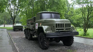 Работали весь день: в рязанском парке восстановили поломанную военную технику