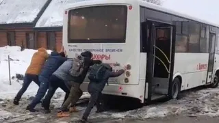 В Брянске расчистили остановку, на которой увяз автобус