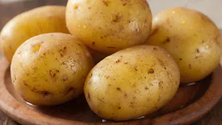 Нынче сажаю только 1 сорт картофеля - и с куста по 20 клубней: все крупные и ровные, отлично подходят для пюре