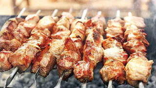 Получится божественным: шеф-повар раскрыл секрет сочнейшего шашлыка. Мясо тает во рту
