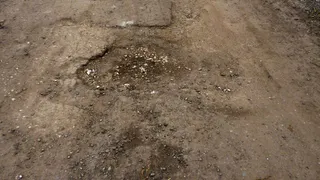 В больнице им. Семашко полуслепые больные на ощупь ходят по разбитой дороге 