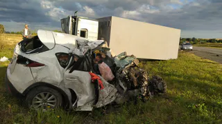 Погибла целая семья: в Рязанской области “Мазда” влетела в “КАМАЗ”