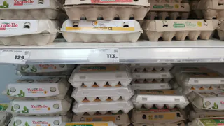 Подруга с птицефабрики строго настрого запретила покупать такие яйца  в "супермаркетах" - и рассказала куда нужно смотреть