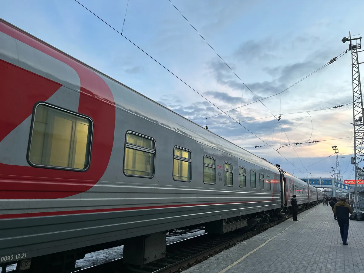 Трагедия на путях: в Кукморе поезд сбил двух человек