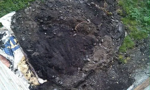 В Нижнекамске на улице Чабьинской лежит строительный мусор