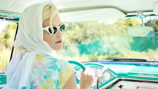 Флешмоб, в котором девушки закрывают багажник ногой, дошел и до Рязани - видеоподборка