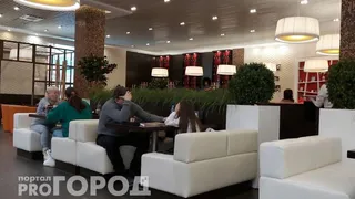 Привычка за столом, выдающая низкий интеллект: что она говорит о человеке