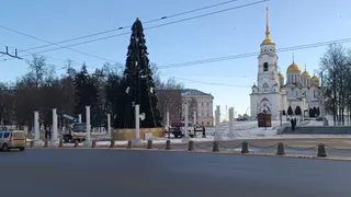 На Соборной площади во Владимире выявили нарушения при установке новогодних конструкций