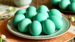 Без шпината и крапивы: купаю пасхальные яйца в этой натуральной «зеленушке» — и скорлупки становятся краше нефрита
