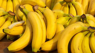 Банановую кожуру посыпаю солью — весь май не нарадуюсь своей смекалке: лучший лайфхак для ленивых