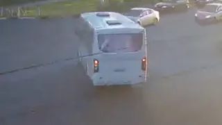 Повернул на красный: на Московском шоссе столкнулись легковушка и маршрутка