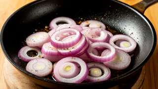 Зачем добавляют щепотку соды при жарке лука - запомните раз и навсегда 