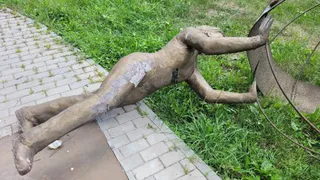 В Рязани вандалы опрокинули скульптуру в сквере ЖКХ