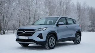 Про дешевые "Москвичи 3" россияне могут забыть: бюджетные версии кроссовера убрали из продажи