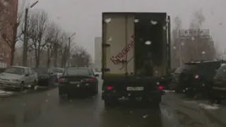 Рязанец предупредил водителя грузовика об открытой двери фургона и помог избежать неприятностей