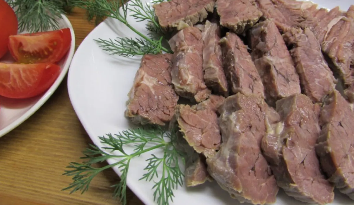 Нужно ли сливать «первую воду» при варке мяса: шеф-повар с опытом поставил точку в вопросе