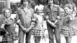 Сыроежкин и Электроник в окружении юных поклонниц