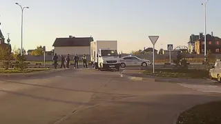 Двигался по тротуару: в Рыбном мотоциклист врезался в грузовик