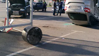 Как перевернуть автомобиль на парковке торгового центра