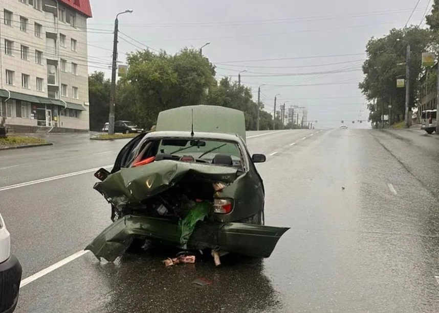 В центре Челябинска сегодня утром произошла смертельная авария: пассажир авто погиб на месте