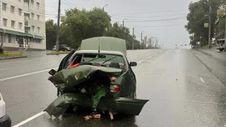 В центре Челябинска сегодня утром произошла смертельная авария: пассажир авто погиб на месте